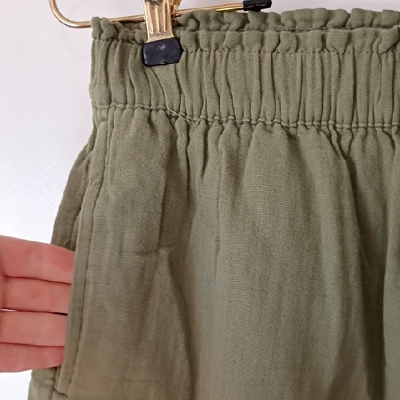 Old Navy Women's Cargo Shorts in Olive - Picture 6 of 8